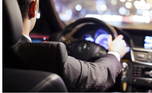 白領(lǐng)如何避免得腰椎間盤突出-易網(wǎng)健康<a href=http://www.jsjjzhkt.cn/jkys/ target=_blank class=infotextkey>養(yǎng)生</a>網(wǎng) 白領(lǐng)如何避免得腰椎間盤突出