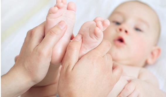 寶寶出現驚厥嚴重我們第一時間應該怎么辦-易網健康<a href=http://www.jsjjzhkt.cn/jkys/ target=_blank class=infotextkey>養生</a>網 寶寶出現驚厥嚴重我們第一時間應該怎么辦