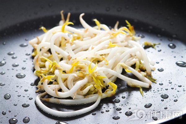 黃豆芽雖不起眼,但卻能美容還能防病-易網<a href=http://www.jsjjzhkt.cn/ target=_blank class=infotextkey>健康養生</a>網 黃豆芽雖不起眼,但卻能美容還能防病