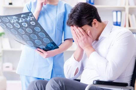 正確的頭部按摩手法預防脫發的按摩步驟講解-易網健康<a href=http://www.jsjjzhkt.cn/jkys/ target=_blank class=infotextkey>養生</a>網 正確的頭部按摩手法預防脫發的按摩步驟講解