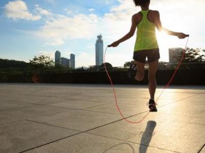 女性呼拉圈甩動減肥瘦身傷身體是嗎