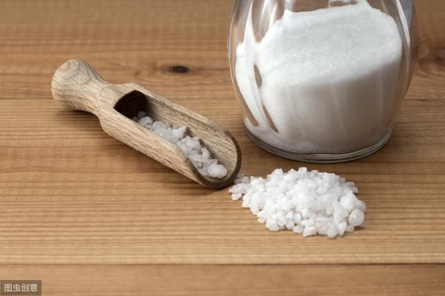 中醫(yī)學(xué)講食鹽水洗頭能防止脫發(fā)？食用鹽竟然有這用途！熟記3款健康養(yǎng)生好食材