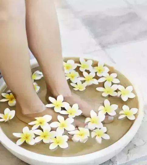 熱水泡腳最補(bǔ)腎壯陽，時(shí)間有注重。手腳涼的人必讀