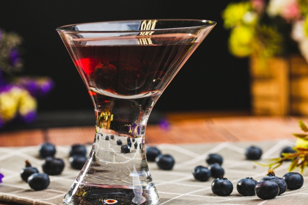 藍莓泡酒保質期一般多久 藍莓的常見食用方法-易網健康<a href=http://www.jsjjzhkt.cn/jkys/ target=_blank class=infotextkey>養生</a>網 藍莓泡酒保質期一般多久 藍莓的常見食用方法