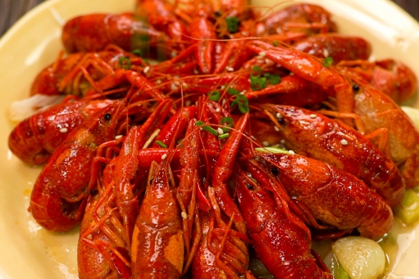 小龍蝦腹部的黑線是什么 小龍蝦的品種有哪些-易網<a href=http://www.jsjjzhkt.cn/ target=_blank class=infotextkey>健康養生</a>網 小龍蝦腹部的黑線是什么 小龍蝦的品種有哪些