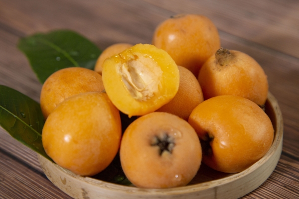 枇杷是涼性的還是熱性的 怎么挑選枇杷-易網<a href=http://www.jsjjzhkt.cn/ target=_blank class=infotextkey>健康養生</a>網 枇杷是涼性的還是熱性的 怎么挑選枇杷