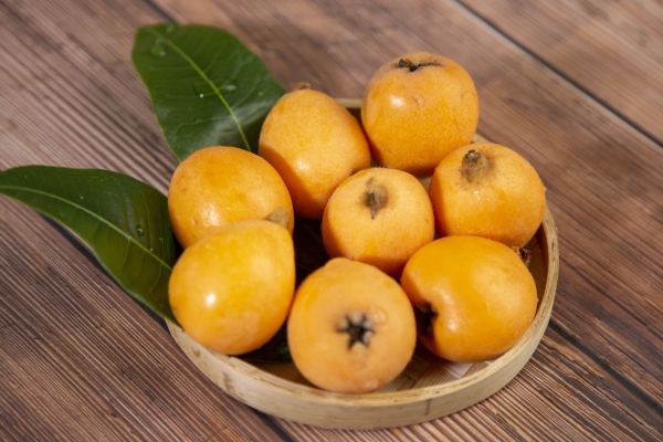 吃枇杷的好處與壞處 枇杷是上火還是降火-易網健康<a href=http://www.jsjjzhkt.cn/jkys/ target=_blank class=infotextkey>養生</a>網 吃枇杷的好處與壞處 枇杷是上火還是降火