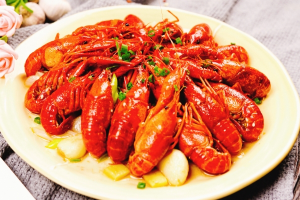 吃小龍蝦可以喝橙汁嗎 怎么榨橙汁好喝-易網健康<a href=http://www.jsjjzhkt.cn/jkys/ target=_blank class=infotextkey>養生</a>網 吃小龍蝦可以喝橙汁嗎 怎么榨橙汁好喝