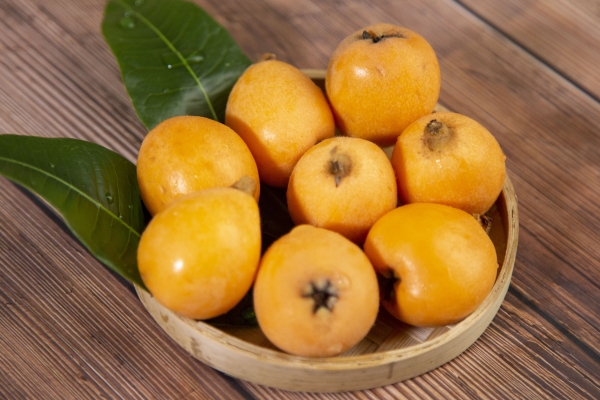 枇杷和西瓜能一起吃嗎 西瓜的作用和功效-易網(wǎng)健康<a href=http://www.jsjjzhkt.cn/jkys/ target=_blank class=infotextkey>養(yǎng)生</a>網(wǎng) 枇杷和西瓜能一起吃嗎 西瓜的作用和功效