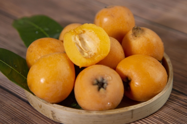 枇杷果里的核可以吃嗎 什么食物不能和枇杷一起吃-易網<a href=http://www.jsjjzhkt.cn/ target=_blank class=infotextkey>健康養生</a>網 枇杷果里的核可以吃嗎 什么食物不能和枇杷一起吃