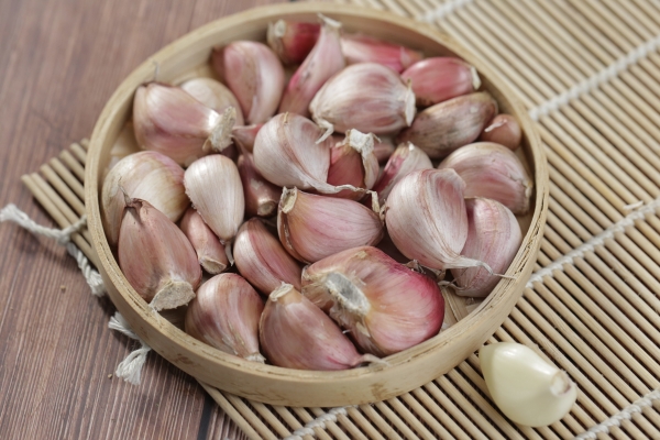 夏季新鮮大蒜怎么長期保存 夏季保存新鮮大蒜的方法-易網<a href=http://www.jsjjzhkt.cn/ target=_blank class=infotextkey>健康養生</a>網 夏季新鮮大蒜怎么長期保存 夏季保存新鮮大蒜的方法