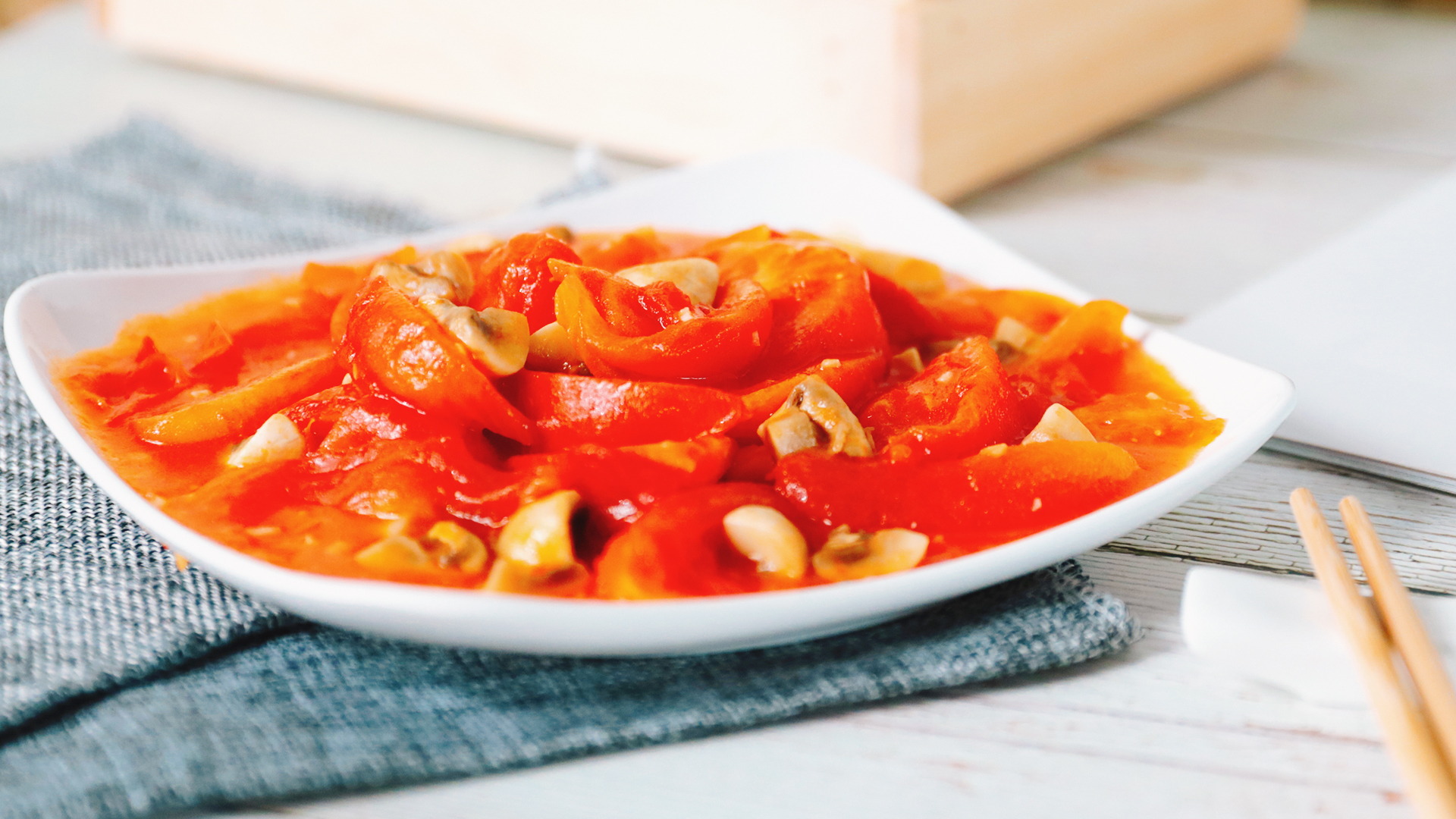 三伏天吃西紅柿對身體好嗎 番茄的不同吃法-易網<a href=http://www.jsjjzhkt.cn/ target=_blank class=infotextkey>健康養生</a>網 三伏天吃西紅柿對身體好嗎 番茄的不同吃法