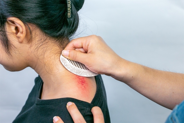 濕氣重拔罐還是刮痧好 刮痧怎么看出濕氣重-易網(wǎng)<a href=http://www.jsjjzhkt.cn/ target=_blank class=infotextkey>健康養(yǎng)生</a>網(wǎng) 濕氣重拔罐還是刮痧好 刮痧怎么看出濕氣重