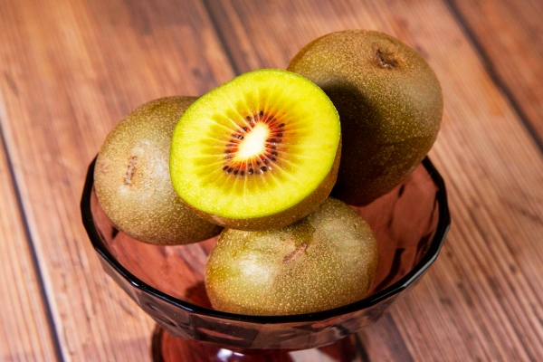 吃獼猴桃有什么好處和壞處 吃獼猴桃注意事項(xiàng)-易網(wǎng)<a href=http://www.jsjjzhkt.cn/ target=_blank class=infotextkey>健康養(yǎng)生</a>網(wǎng) 吃獼猴桃有什么好處和壞處 吃獼猴桃注意事項(xiàng)