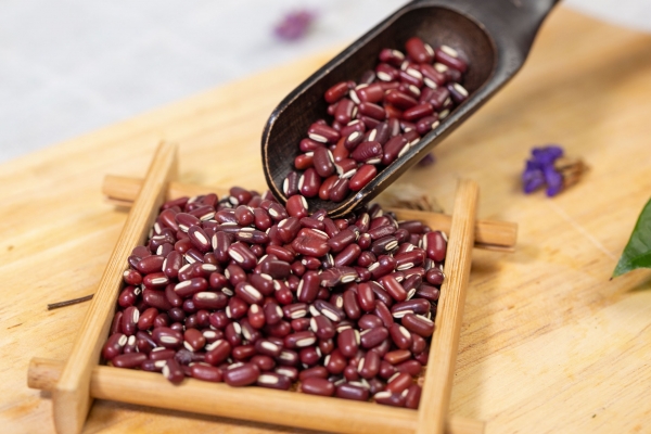 紅豆祛濕還是赤小豆袪濕 祛濕的方法有哪些-易網健康<a href=http://www.jsjjzhkt.cn/jkys/ target=_blank class=infotextkey>養生</a>網 紅豆祛濕還是赤小豆袪濕 祛濕的方法有哪些