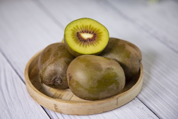 奇異果與獼猴桃有什么不同 奇異果和獼猴桃是一種嗎-易網(wǎng)健康<a href=http://www.jsjjzhkt.cn/jkys/ target=_blank class=infotextkey>養(yǎng)生</a>網(wǎng) 奇異果與獼猴桃有什么不同 奇異果和獼猴桃是一種嗎