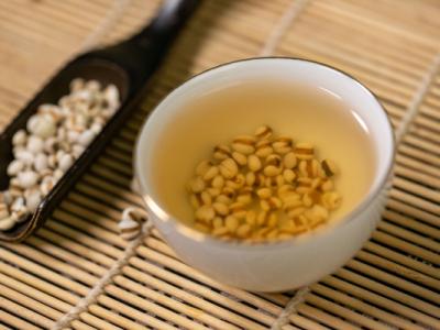 女人濕氣重怎么調(diào)理吃什么效果好 焦慮癥會(huì)引起濕氣重嗎