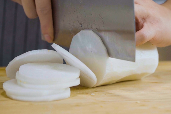 白蘿卜生吃有什么好處和壞處-易網<a href=http://www.jsjjzhkt.cn/ target=_blank class=infotextkey>健康養生</a>網 白蘿卜生吃有什么好處和壞處