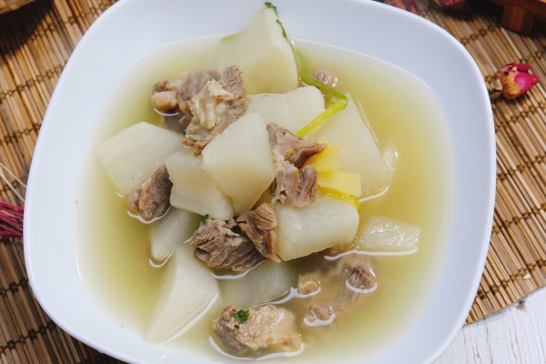 羊肉湯的功效與作用、禁忌和食用方法-易網(wǎng)健康養(yǎng)生網(wǎng) 羊肉湯的功效與作用、禁忌和食用方法