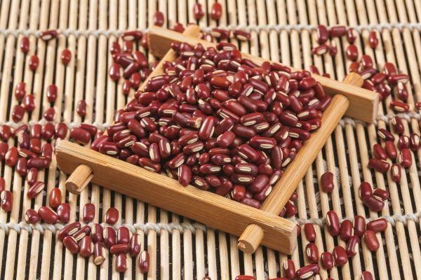 小孩濕氣重吃什么可以排濕 小兒去濕氣的方法-易網<a href=http://www.jsjjzhkt.cn/ target=_blank class=infotextkey>健康養生</a>網 小孩濕氣重吃什么可以排濕 小兒去濕氣的方法