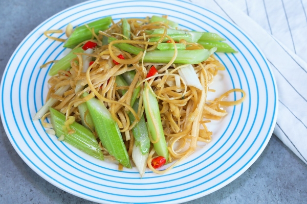 芹菜的功效與作用、禁忌和食用方法-易網(wǎng)<a href=http://www.jsjjzhkt.cn/ target=_blank class=infotextkey>健康養(yǎng)生</a>網(wǎng) 芹菜的功效與作用、禁忌和食用方法