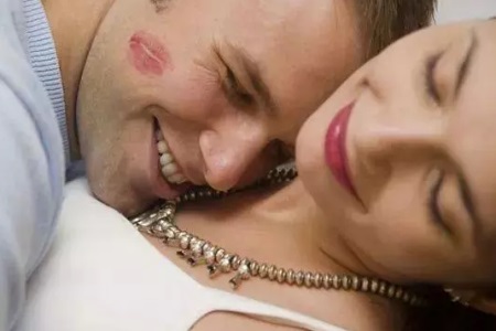 兩性健康知識(shí)：讓感情升溫的不是性愛(ài)姿勢(shì)，而是生活的細(xì)節(jié)