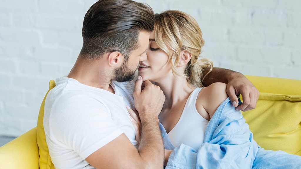 小情侶做愛怎么講情話最好 小情侶性愛過程中的要點-易網(wǎng)健康<a href=http://www.jsjjzhkt.cn/jkys/ target=_blank class=infotextkey>養(yǎng)生</a>網(wǎng) 小情侶做愛怎么講情話最好 小情侶性愛過程中的要點