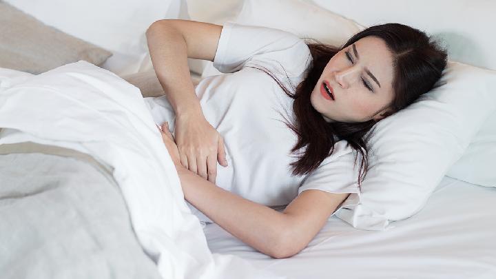 女人在床上不能做哪些事 切記這7件事別在床上做-易網健康養生網 女人在床上不能做哪些事 切記這7件事別在床上做