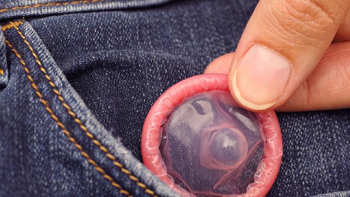 為什么用了避孕套還懷孕 使用避孕套的8個要素-易網<a href=http://www.jsjjzhkt.cn/ target=_blank class=infotextkey>健康養生</a>網 為什么用了避孕套還懷孕 使用避孕套的8個要素