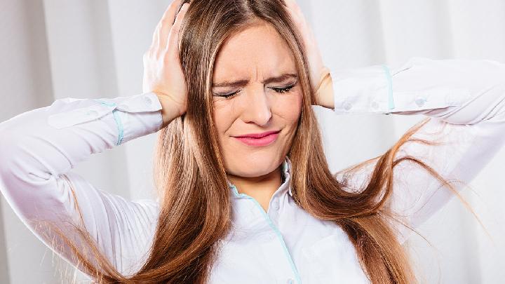 女人在床上不能做哪些事 切記這7件事別在床上做-易網<a href=http://www.jsjjzhkt.cn/ target=_blank class=infotextkey>健康養生</a>網 女人在床上不能做哪些事 切記這7件事別在床上做