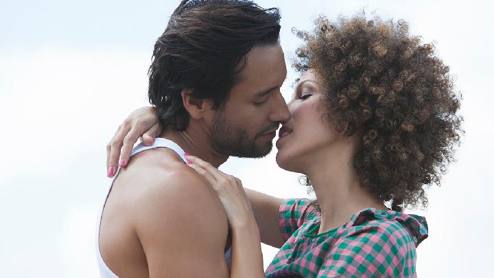 夫妻性愛用什么姿勢最好 24個奇特的性交體位你試過嗎-易網(wǎng)<a href=http://www.jsjjzhkt.cn/ target=_blank class=infotextkey>健康養(yǎng)生</a>網(wǎng) 夫妻性愛用什么姿勢最好 24個奇特的性交體位你試過嗎