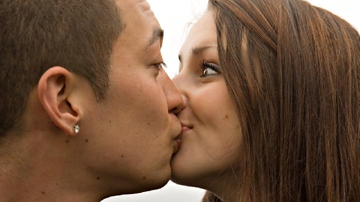 夫妻性愛用什么姿勢最好 24個奇特的性交體位你試過嗎-易網(wǎng)健康<a href=http://www.jsjjzhkt.cn/jkys/ target=_blank class=infotextkey>養(yǎng)生</a>網(wǎng) 夫妻性愛用什么姿勢最好 24個奇特的性交體位你試過嗎