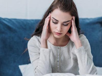 很多小姑娘都有這樣的煩惱  乳房小是什么原因