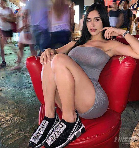 標(biāo)準(zhǔn)的歐美性感美女身材，這樣的豐腴美人別有一番風(fēng)情