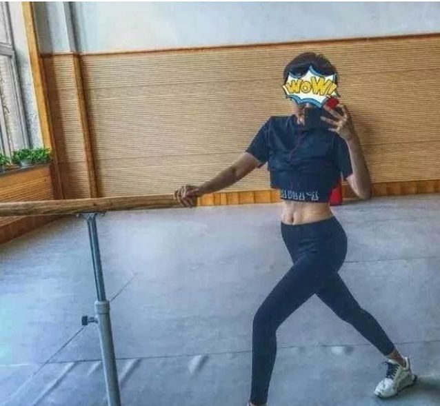 趙本山的女兒瘦成網(wǎng)紅臉，曬馬甲線A4腰網(wǎng)友稱太假