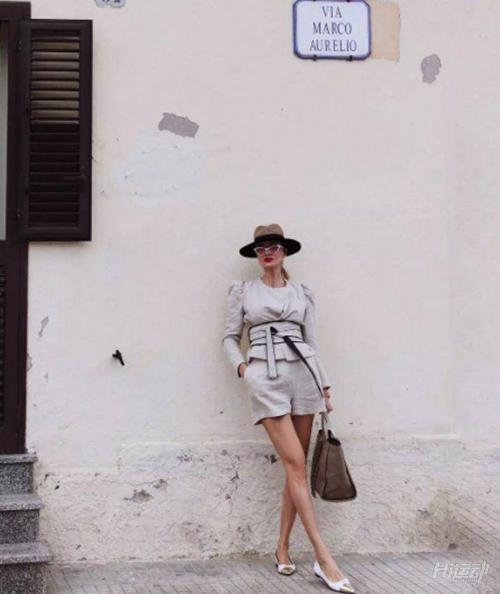 48歲的她當上了奶奶卻還擁有20歲的身材，逆齡秘訣就2個字