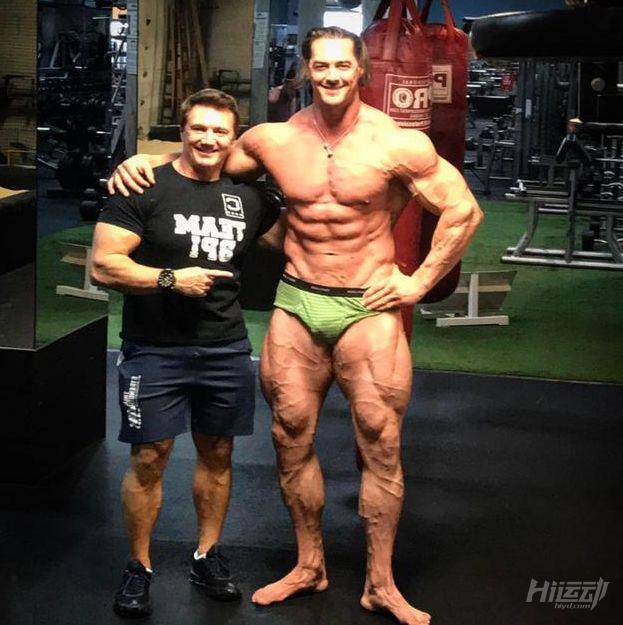 15歲健身至今的肌肉巨人，2米身高把肌肉男襯托格外嬌小