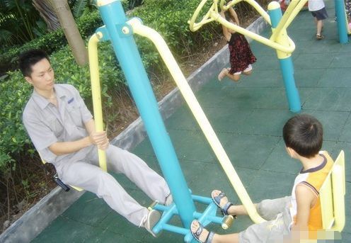 那些被嫌棄的小區健身器材，為何成了外國小哥眼中竟是寶貝？