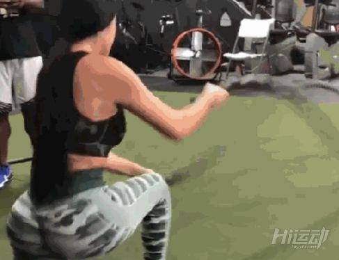 21歲女孩健身3年時間，擁有性感身材卻遭質疑是整形