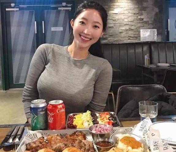 有著不輸卡戴珊的性感身材，卻有著精致小巧的臉