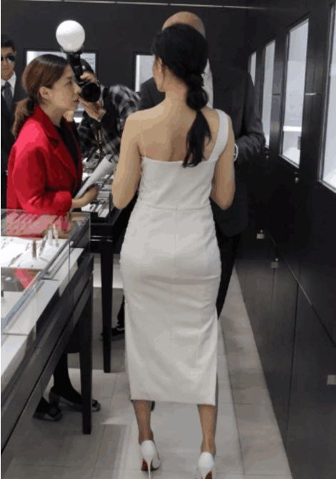 迪麗熱巴的蝴蝶臀PK張天愛的健身臀，誰更勝一籌？