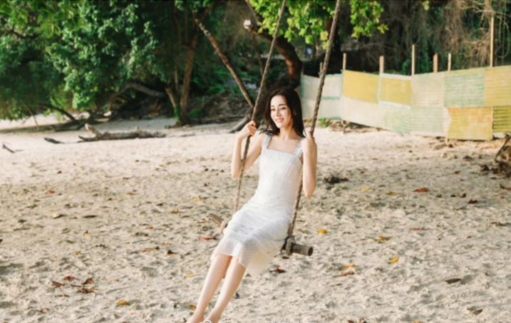 最紅小花旦迪麗熱巴秀性感身材，S身材不比宅男女神柳巖差