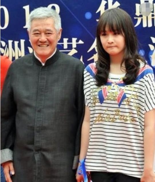 趙本山的女兒瘦成網(wǎng)紅臉，曬馬甲線A4腰網(wǎng)友稱太假