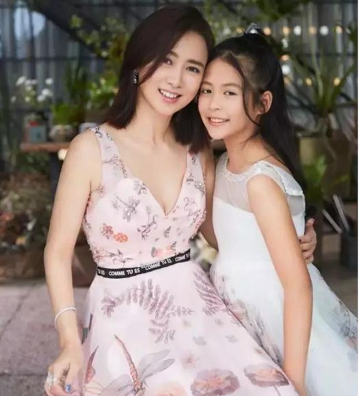 50歲翁虹身材仍然凹凸有致，網友稱多虧了她的老公