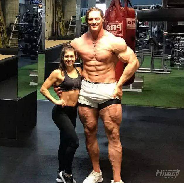 15歲健身至今的肌肉巨人，2米身高把肌肉男襯托格外嬌小