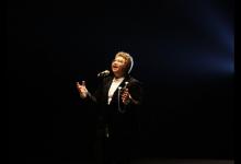 韓紅與貼心神秘男子現(xiàn)身機(jī)場(chǎng)，她不僅瘦了還可能好事將近？