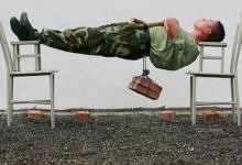 最新奇健身方式讓你1秒變高手,網(wǎng)友稱原來健身器材還可以這么用