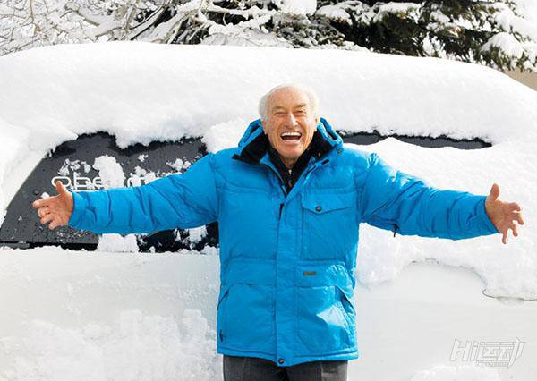 美國98歲服裝巨頭創始人，為什么他能健康事業雙豐收？