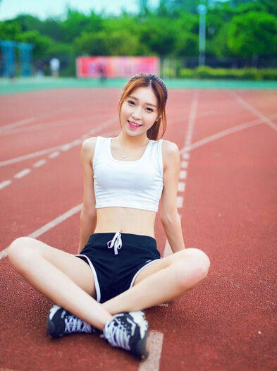 學(xué)生妹跑步寫真 清純裝扮活力滿滿