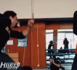 武打明星健身很霸道！占用他的器械，直接叫人滾開